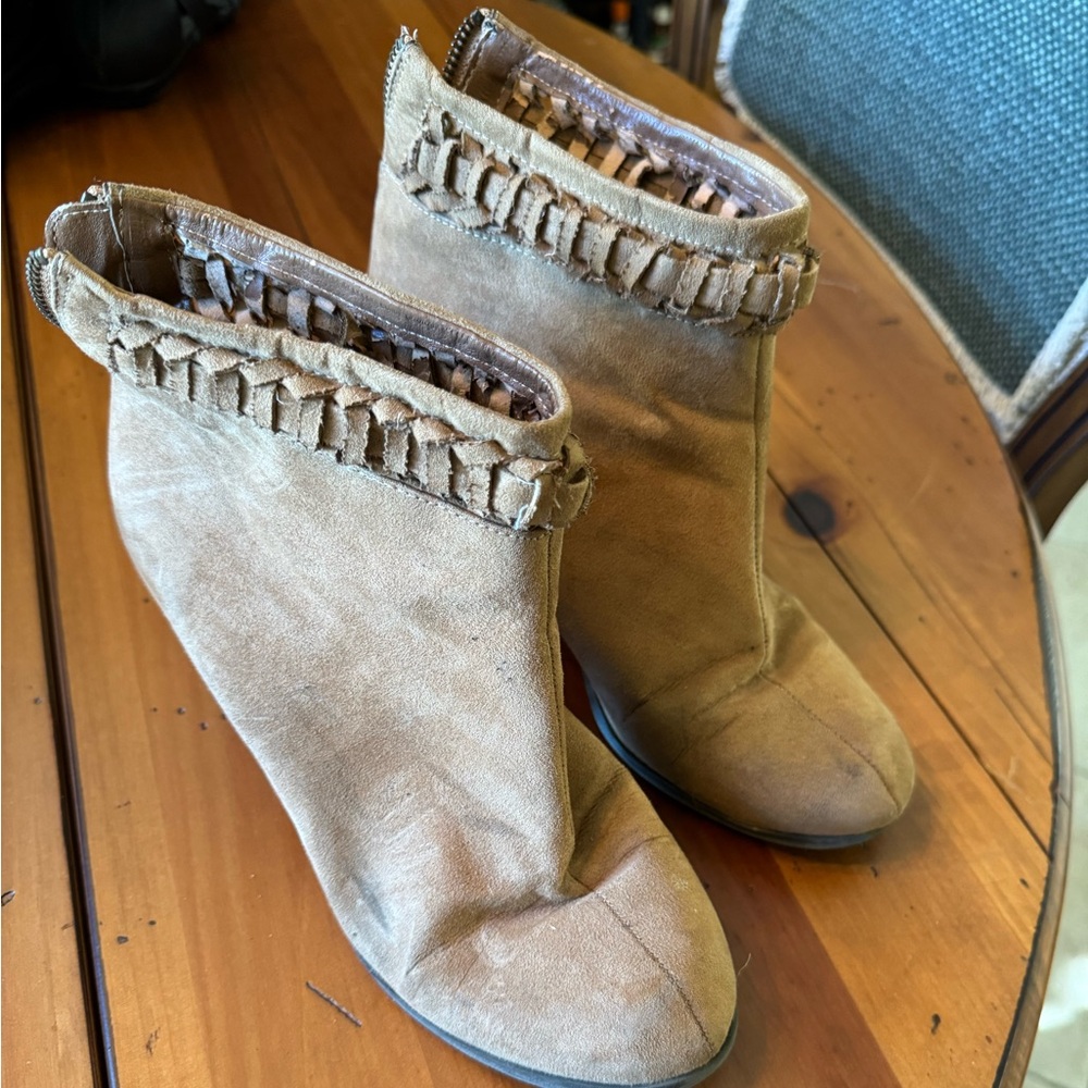 O’Neill camel zip up booties- size 9.5, used